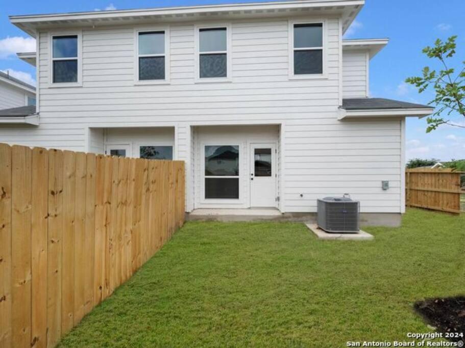 Gorgeous, Brand New 3 Bedrooms Home- Built 2024, Near Seaworld & Lackland Afb San Antonio Exterior photo